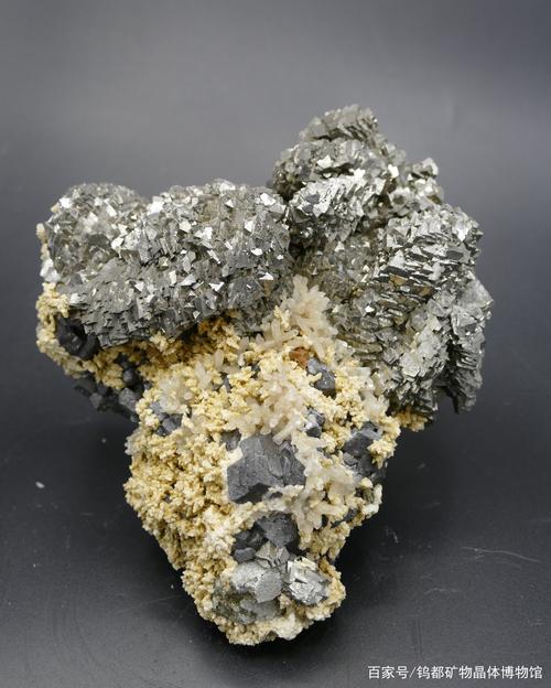探秘矿石 分类、特点与应用从金属矿石到贵重宝石的精彩世界
